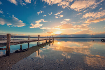 Obraz premium Old wooden dock at the lake, sunset shot