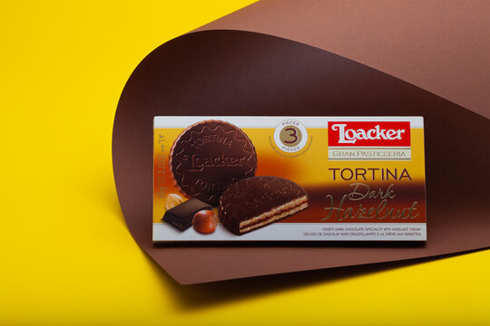 TORTINA LOACKER Napolitaner Wafers on the yellow background.