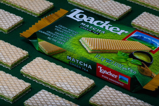 LOACKER Napolitaner Wafers on the green table