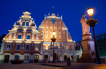 Fototapeta na wymiar Night View of lighted old city landmark called House of blackheads in Riga 