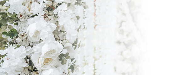 Obraz na płótnie Canvas Arch decor with white flowers for a wedding ceremony in nature