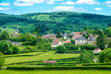 F, Burgund, Blick auf das Dorf La Tagnière, klassisches Dorf in Burgund mit Weiselandschaft und Hügeln