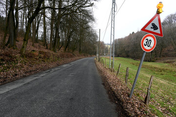 Warnschild, Geschwindigkeitsbegrenzung 30km/h-Zone
(Marscheider Wald, Wuppertal, Germany)