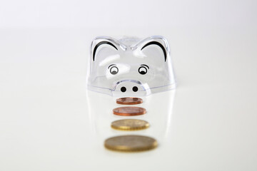 Transparentes Sparschwein mit M&uuml;nzen