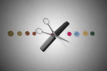 Abgeschnittener Zopf mit Schere und Kamm