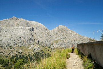 escursionista andando junto a la canal de transvase del Gorg Blau - Cúber, Escorca, Paraje natural...