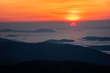 Fototapeta premium Sunrise from Shenandoah National Park as the valleys are filled with a sea of fog.