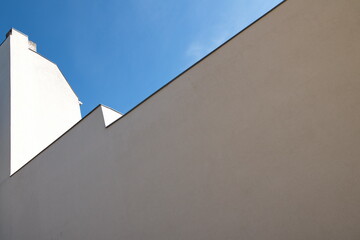 Fensterlose Hauswand auf ehemaligem Industriegel&auml;nde in Berlin-Obersch&ouml;neweide