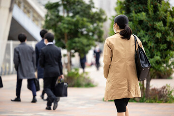 Fototapeta premium スーツ姿で歩く女性の後ろ姿