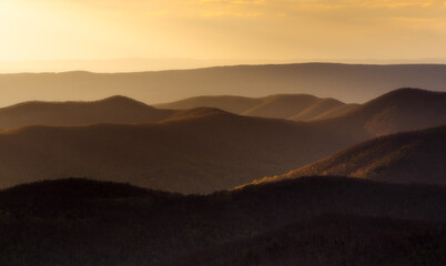 Obraz premium Iconic golden light and ridges in Shenandoah National Park at sunset.