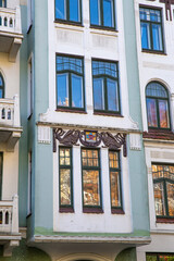 Fototapeta na wymiar Haus mit Stuckbekrönung über Erkerfenster, mit Adler und Stadtwappen von Flensburg im Jugendstil in Flensburg.