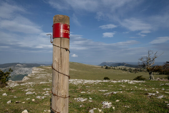 baliza del trekking de gran recorrido GR282, Parque Megal&iacute;tico de Legaire, campas de Legaire , &Aacute;lava, Pais Vasco, Spain