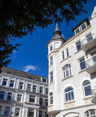 Fototapeta na wymiar Turm am Eckhaus in Häuserzeile im Jugendstil in Flensburg.