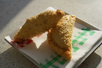 Tipicas empanadas argentinas rellenas de carne y verduras especiadas