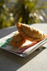 Tipicas empanadas argentinas rellenas de carne y verduras especiadas