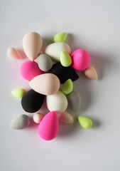 várias esponjas de maquiagem de várias cores e tamanhos