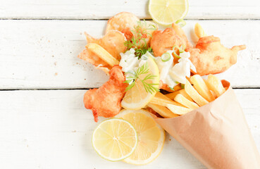 Fish and Chips Backfisch mit Pommes Kartoffelchips Fisch gebacken
