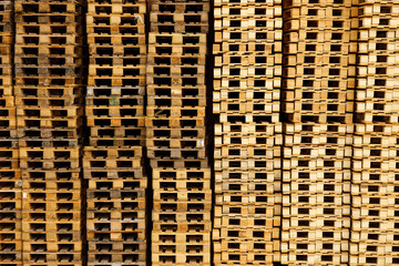 viele Europaletten gestapelt vor einem Logistikzentrum