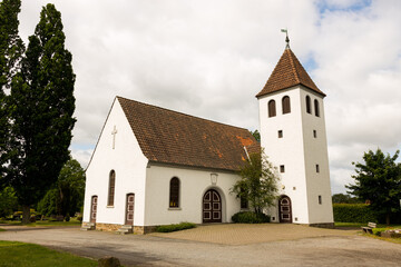 Fototapeta na wymiar kleine Kirche oder Kapelle auf einem Friedhof