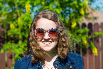 Lächelndes Mädchen mit Retro Sonnenbrille, Teenager, Portrait