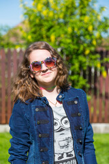 Lächelndes Mädchen mit Retro Sonnenbrille, Teenager, Portrait