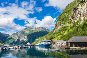 Fototapeta na wymiar Blick auf Geiranger und den Geirangerfjord in Norwegen