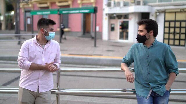 Saludo codo con distancia de seguridad por covid 19