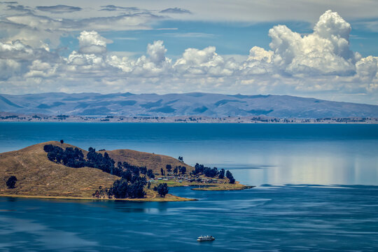 Kleine Insel im Titicacasee in Bolivien