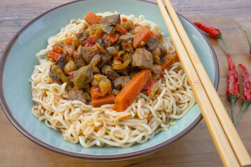nouilles chinoises au boeuf et légumes	
