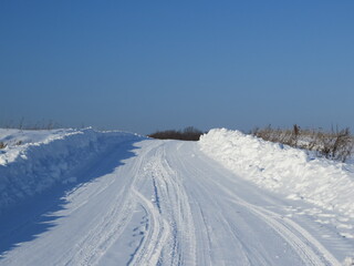 Fototapeta na wymiar track in the snow