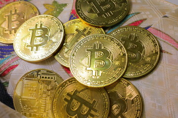 黄金に輝く富を象徴するビットコインの仮想通貨	
