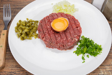 steak tartare de boeuf dans une assiette	