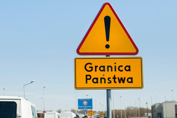 Znak ostrzegawczy o końcu granicy Polski - obrazy, fototapety, plakaty