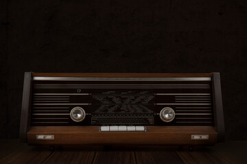 Obraz premium Old antique radio on a yellow background with dark brown wooden table