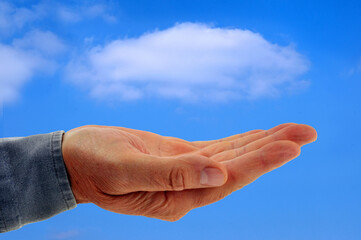 Symbole de légèreté avec un nuage au-dessus d'une main