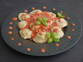 Nudeltaschen mit Tomatensauce