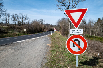 panneau cédez le passage et demi tour interdit