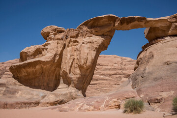 Paisaje con arco de formación rocosa en el desierto de Wadi Rum de Jordania