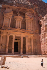 Fototapeta premium Vista del Tesoro un destacado edificio de la antigua ciudad de Petra en Jordania