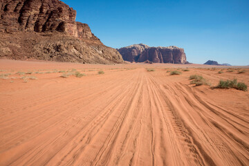 Fototapeta na wymiar Paisaje y pistas de arena en el desierto de Wadi Rum de Jordania