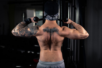 culturista entrenando en el gimnasio