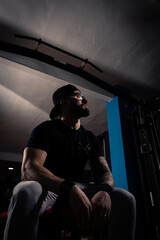 culturista entrenando en el gimnasio