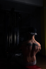 culturista entrenando en el gimnasio