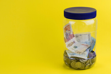 Concepto de ahorro de dinero aislado sobre fondo amarillo