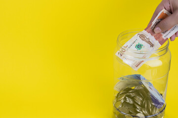 Concepto de ahorro de dinero aislado sobre fondo amarillo