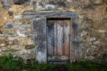 Fototapeta na wymiar Old wooden door. Popular architecture.