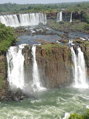 Fototapeta premium Cataratas do Iguaçu com suas quedas de água no rio Iguaçu, localizado no Parque Nacional do Iguaçu no estado do Paraná. A agua de acumula no cânion que drena suas aguas em varias quedas.
