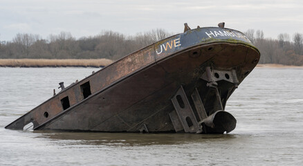 Schiffswrack Uwe am Falkensteiner Ufer an der Elbe bei Hamburg