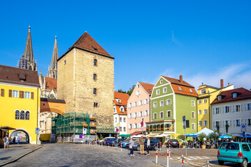Fototapeta premium Alter Kornmarkt, Römerturm, Regensburg, Deutschland 