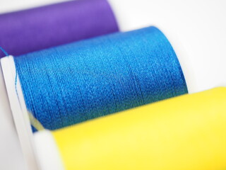 Für das Nähen und Sticken gibt es eine große Auswahl an Garn und Spulen